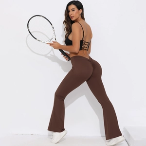 Detailansicht der hoch taillierten Yoga-Hose mit Push-up-Effekt und ausgestelltem Saum