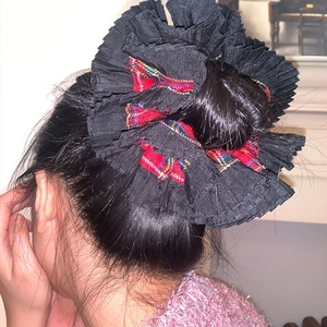 Oversized double-layered pleated scrunchie with black and red checkered pattern