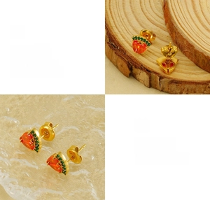 Detail der Erdbeer-Ohrstecker mit rotem Zirkonia-Herz und polierter Goldbeschichtung