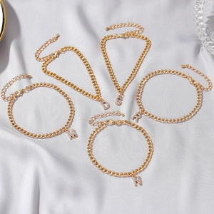 Bracelets de cheville dorés avec lettres D, S, R, M, N sur fond de soie grise