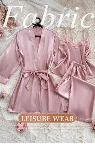 Mise à plat d'un ensemble de nuit en soie rose avec détails en dentelle sur tapis