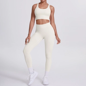 Détail d'un ensemble legging de yoga taille haute et brassière de sport crème