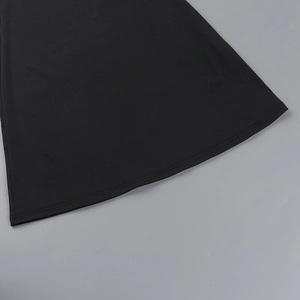 Detailansicht des doppelten Saums und des gebogenen Randes am schwarzen Minikleid