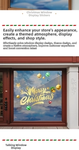 Detail der goldenen Merry Christmas Schrift und hängenden Ornamente am Glasfenster