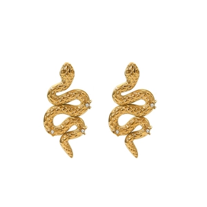 Macro di orecchini a serpente 18K con texture a rombi e cristalli incastonati