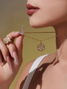Dettaglio del set di gioielli a fiore dorato con pietre di zircone 5A scintillanti sul set