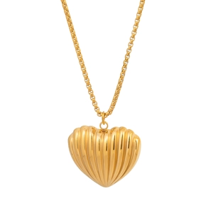 Détail d'un collier pendentif cœur doré avec une texture à rayures verticales unique