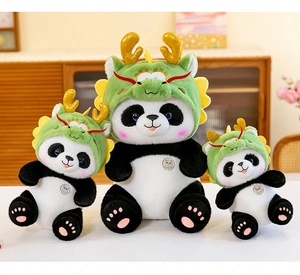 Groep van drie schattige panda knuffels in groene drakenkostuums voor het Nieuwjaar