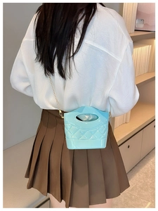 Piccola borsa a secchiello in PVC celeste con trama a rombi e tracolla a catena oro