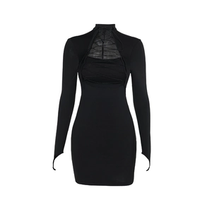 Robe courte moulante noire élégante avec décolleté à lacets et manches longues