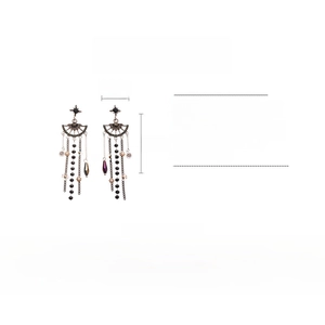 Vue détaillée de boucles d'oreilles noires à pompons géométriques mesurant 2,2 cm par 8,0 cm