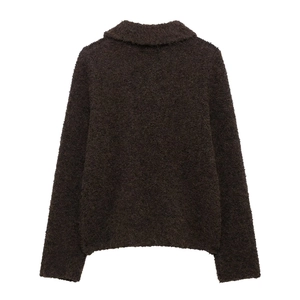 Vue détaillée du dos d'un gilet en tricot de fausse fourrure marron foncé doux
