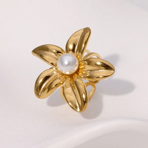 Anello minimalista a fiore dorato con perla per donna dal design stile francese