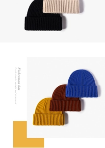 Vue détaillée de bonnets en maille côtelée colorés montrant la texture pour l'hiver