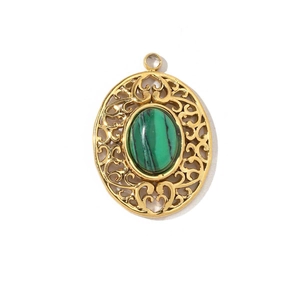 Dettaglio del ciondolo ovale traforato dorato con pietra malachite verde e anello