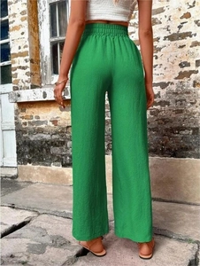 Vue arrière du pantalon large à taille haute pour femme en tissu texturé vert
