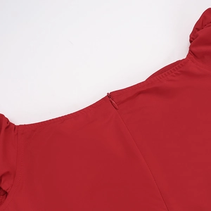 Détail de la robe dos nu en satin rouge montrant la couture et la fermeture éclair
