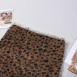 Détail du tissu à imprimé léopard avec de longues franges et une texture tissée dense