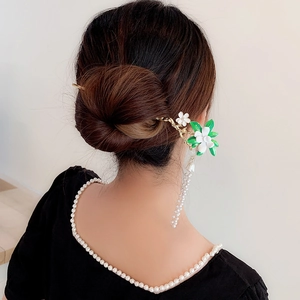 Detail einer Vintage Maiglöckchen Haarnadel mit Emailleblumen und Perlenquasten