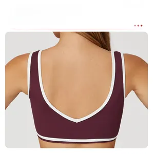 Détail macro du soutien-gorge de sport avec liseré contrasté et large design dos en V