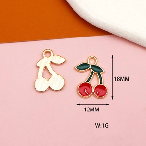 Détail des breloques cerises rouges 12x18mm avec cadre doré pour bijoux DIY