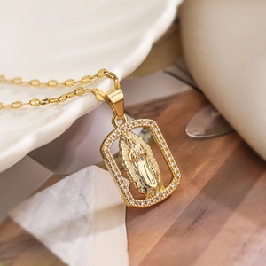 Collana con pendente Maria placcata oro 18K con bordo in zirconi e ciondolo geometrico rettangolare