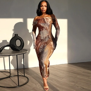 Détail d'une robe longue à épaules dénudées avec imprimé marbre rétro et coupe slim