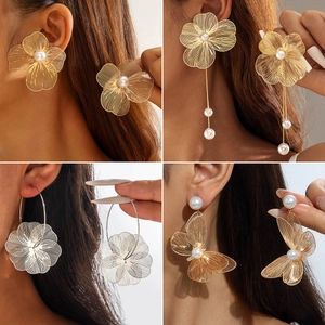 Boucles d'oreilles fleurs et papillons en métal ajouré avec perles fantaisie au centre
