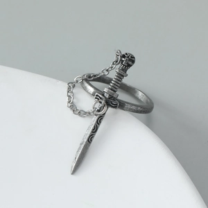 Gothische zwaard ring met schedel en metalen ketting in vintage zilveren afwerking