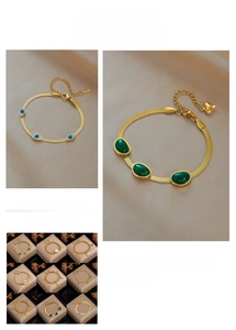 Macro di bracciali dorati a maglia snake con ciondoli malocchio su seta champagne