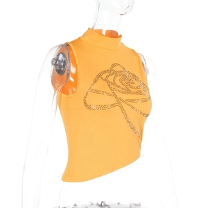Détail du haut court sans manches à col montant orange avec motif rose en strass