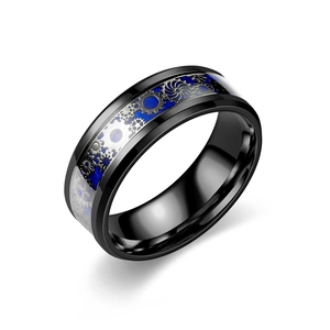 Détail macro d'une bague en titane noir pour homme avec engrenages argentés sur fond bleu