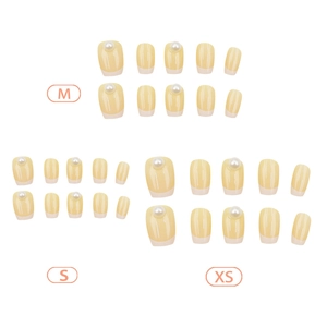 Korte vierkante kunstnagels in crèmegeel met 3D-parels en French tip in maten M S XS