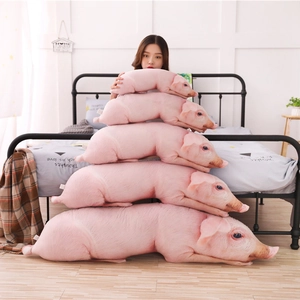 Set di cuscini di peluche a forma di maiale realistici in varie dimensioni sul letto