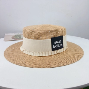 Damen Strohhut mit flacher Krone, Schleifenband und modischem Textil-Patch für Sommer