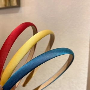 Trois serre-têtes fins en satin coloré rouge jaune et bleu au style français chic