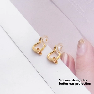 Makroaufnahme der S925 Sterling Silber vergoldeten Ohrclips mit klarem Silikonpad