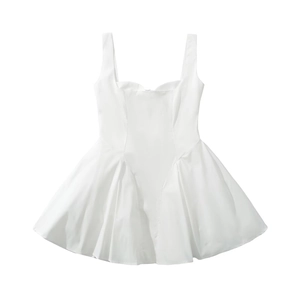 Detalle del vestido corto blanco con costuras de calidad y silueta evasé de línea A