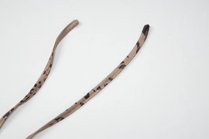 Détail des lanières à imprimé léopard et texture du tissu extensible sur l'ensemble