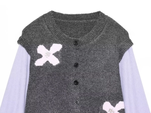Détail du cardigan gris avec fleurs en strass et manches de couleur lilas