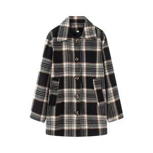 Gros plan sur le tissu en laine à carreaux et les boutons classiques de ce manteau