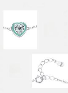 Détail du pendentif coeur en argent S925 avec émail vert et oxyde de zirconium brillant