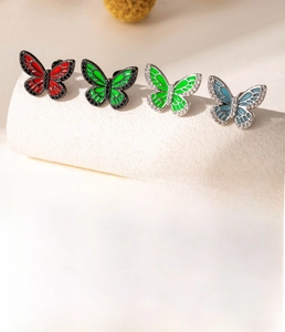 Vue détaillée de bijoux papillon en émail avec sertissage zircone sur acier argenté