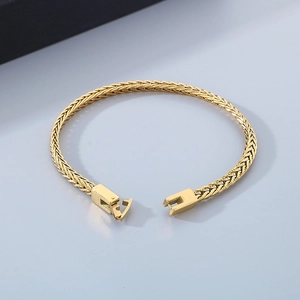 Detail eines vergoldeten Gliederkettenarmbands mit sicherem Faltverschluss aus Metall