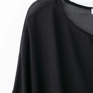 Robe longue noire en mousseline avec manches cape transparentes et encolure ronde chic