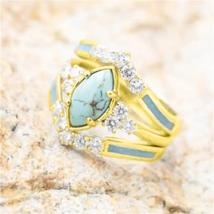 Bague trois rangs avec turquoise taille marquise et anneau doré orné de zircons cubiques