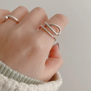 Minimalist S925 sterling silver open ring featuring a sleek curved wire design on hand