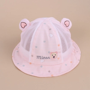 Dettaglio del cappello da sole rosa in rete per neonati con orecchie d'orso ricamate.