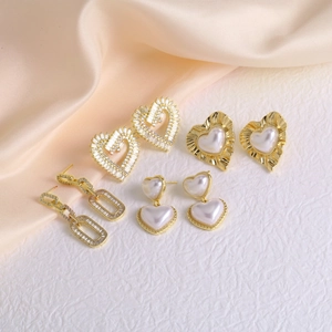 Elegante set de pendientes de perlas y corazones dorados con incrustaciones de circón