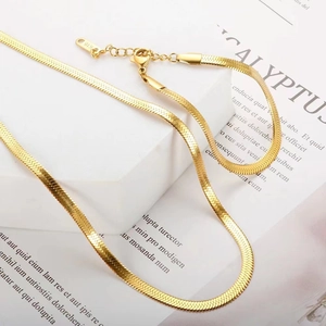 Minimalistische goldene Schlangenkette mit Karabinerverschluss und K18-Anhänger